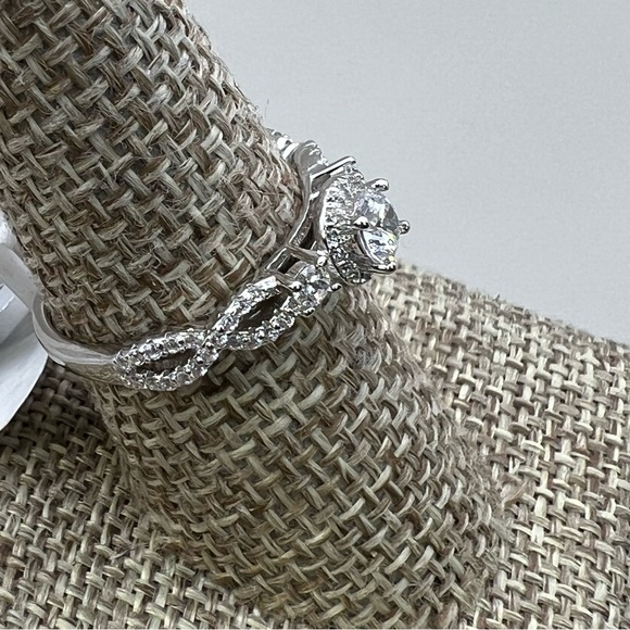 New Sterling Silver Iced CZ Cubic Zirconia Ring Size 8 - Picture 4 of 7